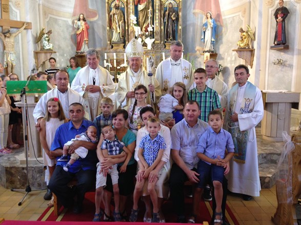 Biskup Mrzljak krstio 10. dijete u obitelji