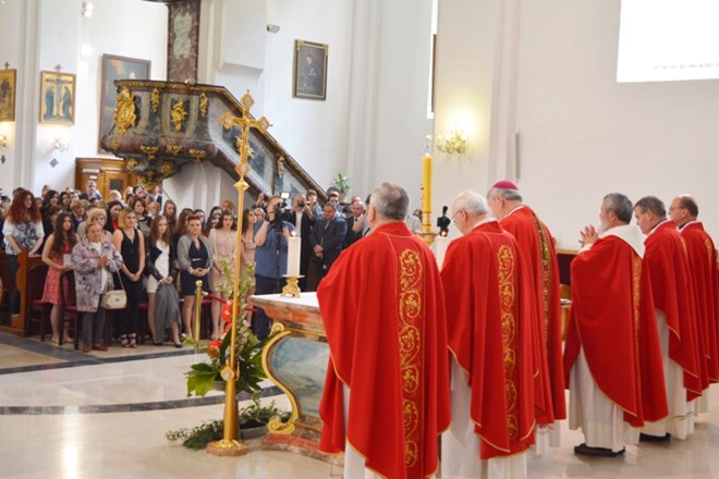 Biskup Mrzljak na svetkovinu Duhova predvodio misu u katedrali