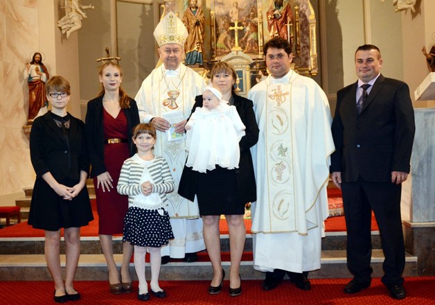 Biskup Mrzljak u Pitomači krstio peto dijete u obitelji