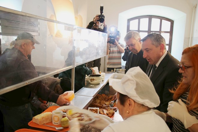 Biskup Mrzljak posjetio Caritasovu pučku kuhinju