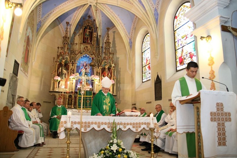 Varazdinska Biskupija Kardinal Cupich Cikaski Nadbiskup Hrvatskog Podrijetla Predslavio Misu U Marusevcu