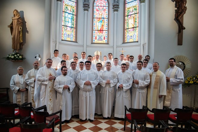 Osmorica bogoslova Varaždinske biskupije postavljeno u službu akolita - službu pomaganja svećeniku za vrijeme mise