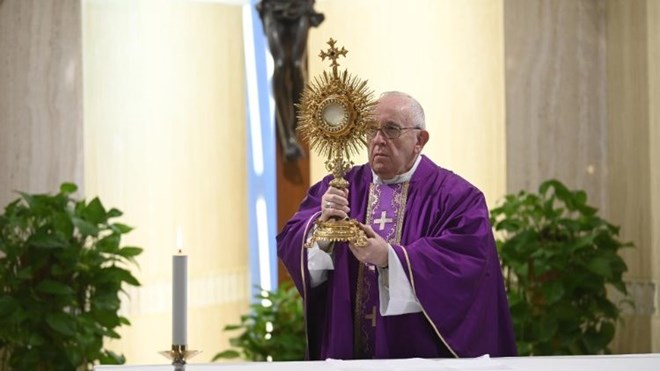 PETAK 18:00 Izravno iz Vatikana - klanjanje i potpuni oprost uz prijenos na HRT-u, Laudato TV i Hrvatskom katoličkom radiju