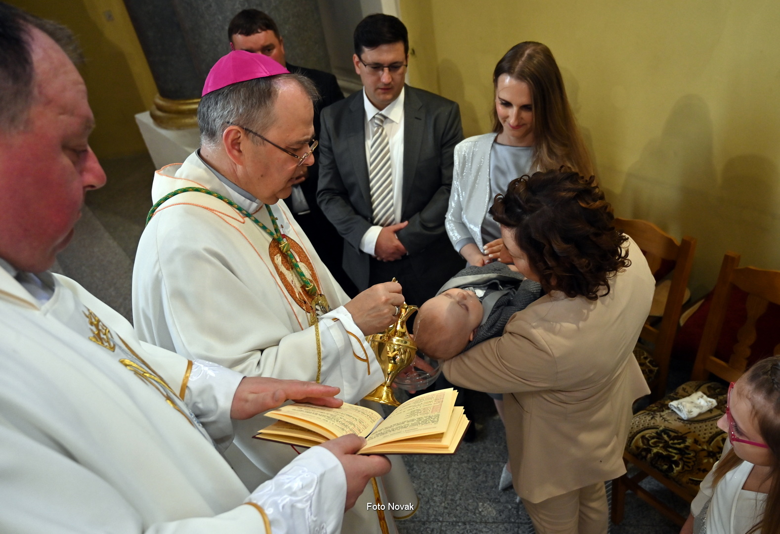 ​Biskup Radoš krstio peto dijete obitelji Pečenec iz Velikog Bukovca