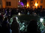 Biskup Radoš predvodio obred paljenja četvrte svijeće na vijencu ispred katedrale