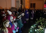 Biskup Radoš predvodio obred paljenja četvrte svijeće na vijencu ispred katedrale