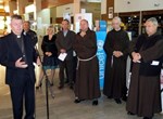 U Čakovcu izložba poštanskih maraka s motivima putovanja dvojice papa