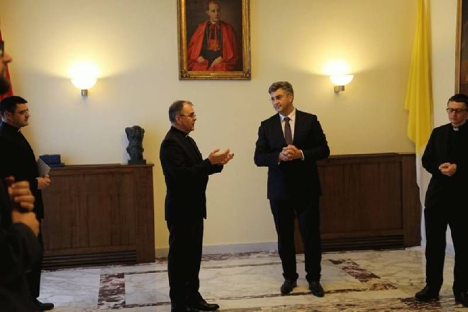 Novoimenovanom varaždinskom biskupu Boži Radošu ne prestaju stizati čestitke