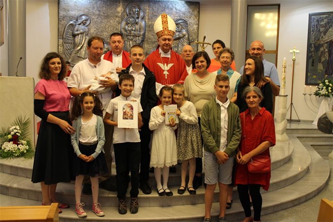 Biskup Mrzljak krstio peto dijete u obitelji Puljević