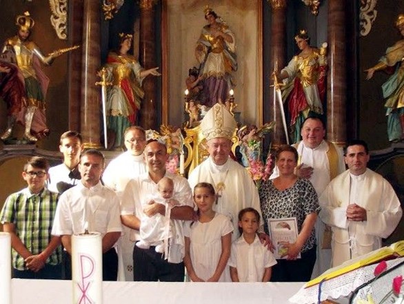 Biskup Mrzljak u Jalžabetu krstio 5. dijete u obitelji