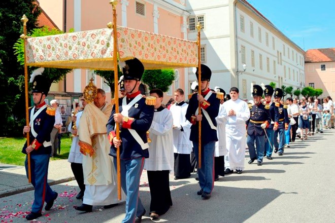 U Varaždinu Tijelovo proslavljeno svečanom misom i procesijom ulicama grada
