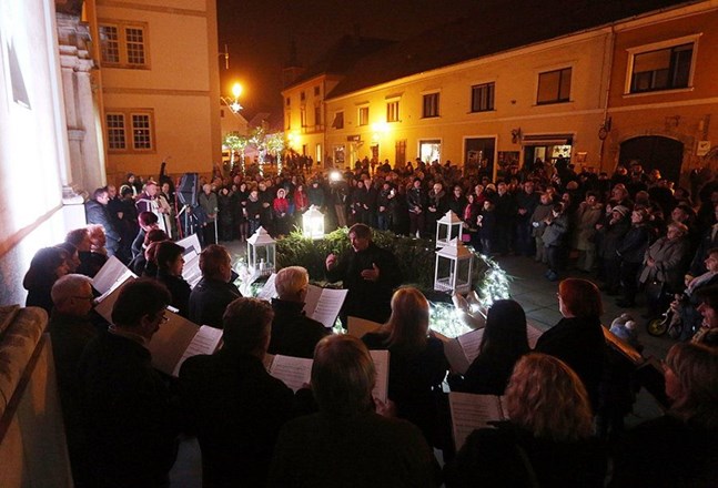 Ispred varaždinske katedrale upaljena prva svijeća na adventskom vijencu