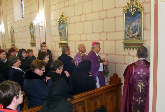 Biskup Mrzljak u Kalinovcu blagoslovio Božji grob i postaje križnog puta
