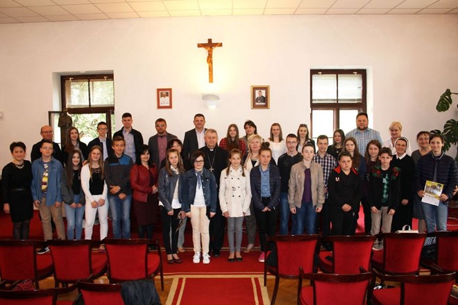 Biskup Mrzljak s najuspješnijim učenicima vjeronaučne olimpijade: „Svojim kršćanskim životom budite misionari“