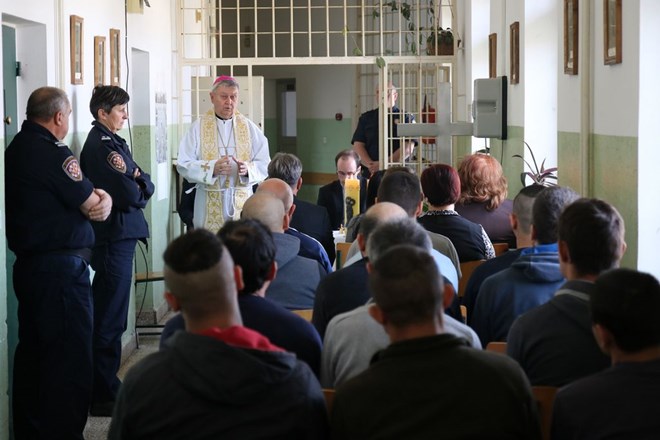 Mons. Mrzljak posjetio Zatvor u Varaždinu i predvodio Službu riječi