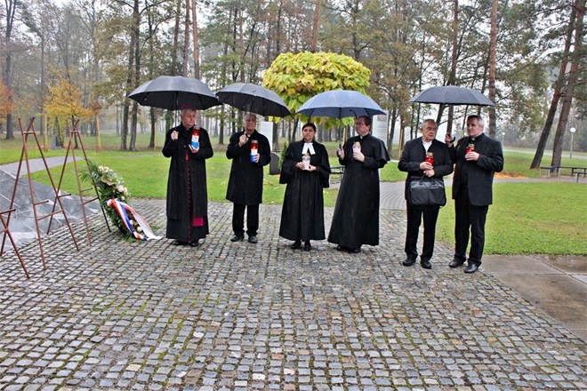 Biskup Mrzljak predvodio svetu misu na mariborskom groblju