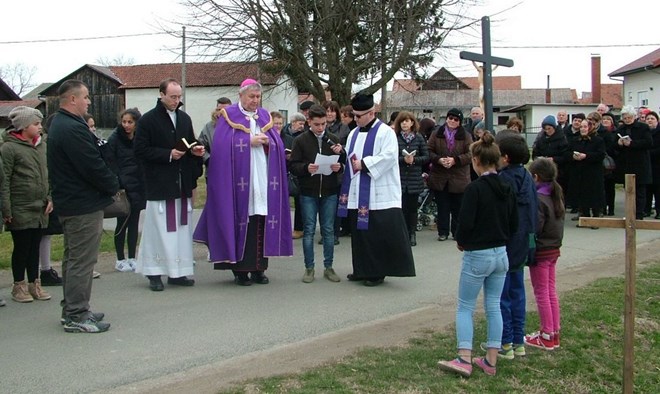 Prva pobožnost Križnog puta u romskom naselju župe Orehovica