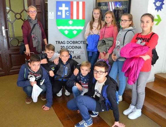 Gotovo 1500 učenika zahvaljujući svojim vjeroučiteljima razgledalo izložbu „Trag dobrote: 20 godina Varaždinske biskupije“
