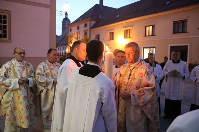 Vazmenim bdjenjem započela proslava Uskrsa