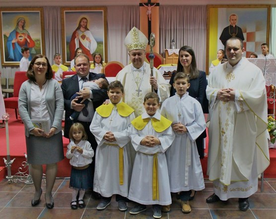 Biskup Mrzljak u Koprivnici krstio dvoje djece mnogočlanih obitelji