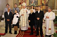 Biskup Mrzljak krstio Mariju Lunu Mihalić, šesto dijete u obitelji Stjepana i Ružice