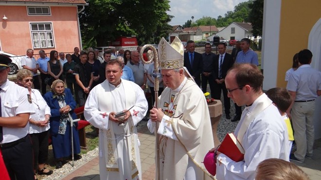 Biskup Josip Mrzljak blagoslovio obnovljene kapele u župi Kuzminec