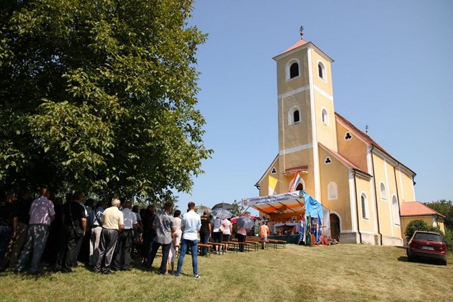 Povodom Dana domovinske zahvalnosti i u čast Gospe Snježne biskup Mrzljak predslavo misu u Žarovnici