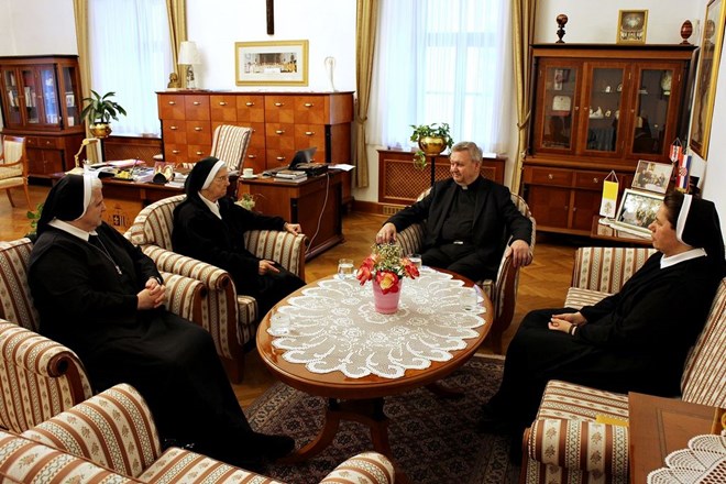 s. Maria Dulce Adams, vrhovna glavarica Družbe Kćeri Božje ljubavi, na primanju kod biskupa Mrzljaka