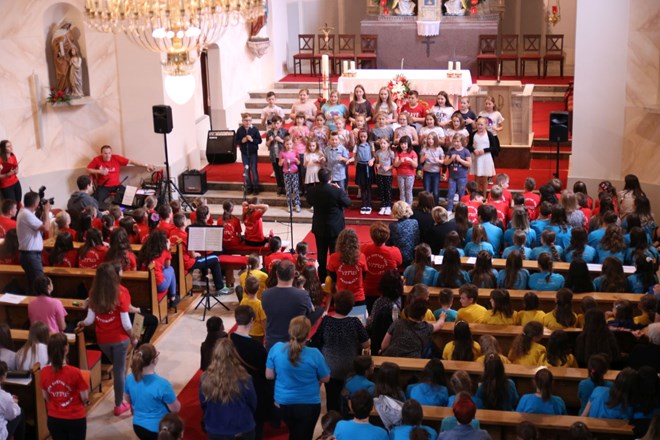 Više od 400 malih zboraša nastupilo na Zlatnoj harfi u Pitomači