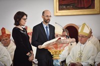 Ispred vjernika laika Varaždinske biskupije novom biskupu čestitku su uputili bračni par Sanja i Ivan Malbašić