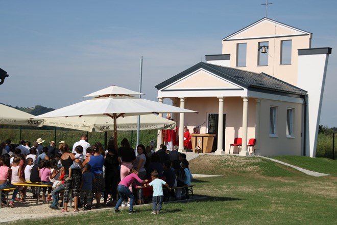 Blagoslovljena novoizgrađena kapela i pastoralno-misijski Centar Sveti Ivan Krstitelj za lokalnu romsku zajednicu