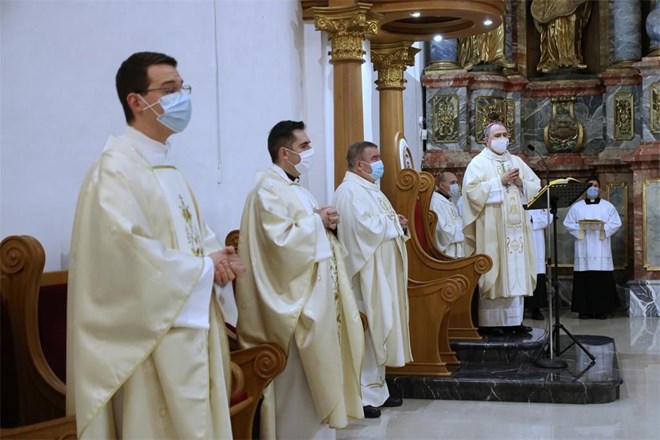Biskup Radoš predslavio misu ponoćku: "Vaš život neka svijetli radošću koju može dati samo Bog"