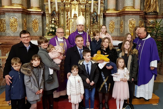Biskup Radoš krstio Stipu Mariju - 10. dijete Ivice i Marice Dukić