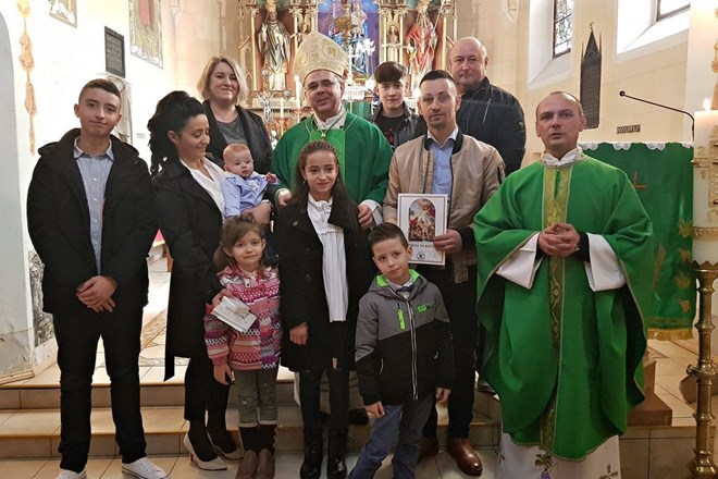 Biskup Bože Radoš krstio peto dijete obitelji Martinčević u Župi sv. Jurja mč. u Maruševcu