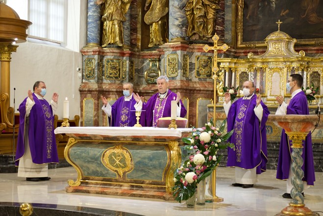 Biskup Mrzljak predslavio svetu misu u varaždinskoj katedrali uz spomen svih vjernika pokojnika