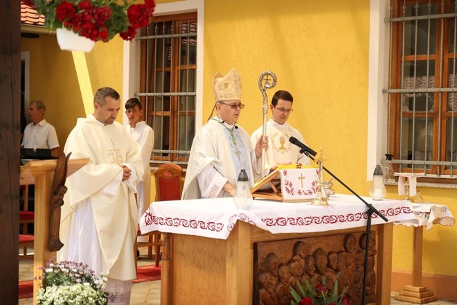 Blagoslov križnog puta i župne dvorane u Hlebinama
