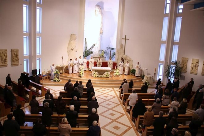Na svetkovinu Svih svetih biskup Radoš predslavio svetu misu u crkvi Dobrog Pastira