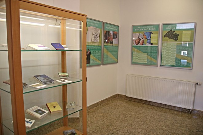 Izložba „Biblija kao lijek“ postavljena u Biskupijskoj knjižnici Varaždin uz Svjetski dan knjige