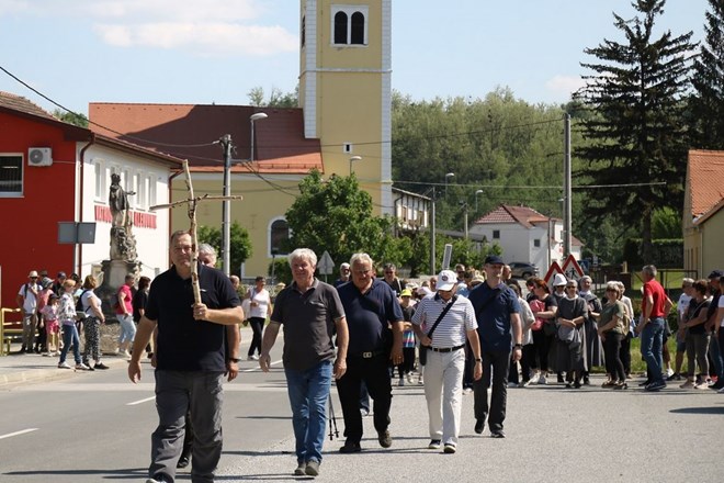 Svibanjski Marijin put u Klenovniku na 350. obljetnicu postavljanja pilova otajstava krunice