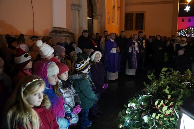 Biskup Radoš predvodio obred paljenja četvrte svijeće na vijencu ispred katedrale