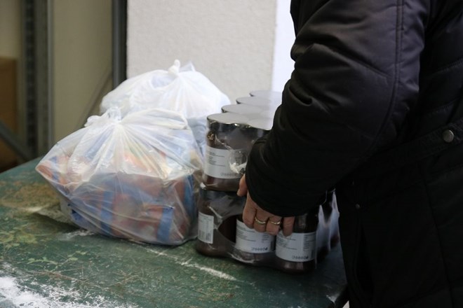 Predbožićna podjela paketa Caritasa Varaždinske biskupije mnogočlanim obiteljima