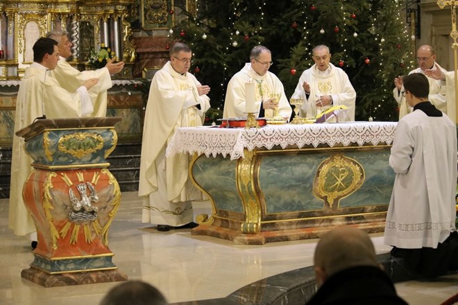 Mnoštvo vjernika na polnoćki u varaždinskoj katedrali