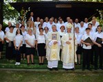 Slika mons. Leonard Markač s članovima mješovitog župnog zbora i zbora mladih Župe Močile