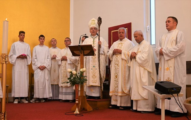 ​Biskup Radoš predvodio proslavu blagdana Kraljice Mira na Stanovima