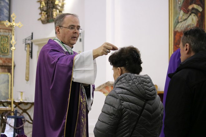 Biskup Radoš predslavio misu i obred pepeljenja u varaždinskoj katedrali