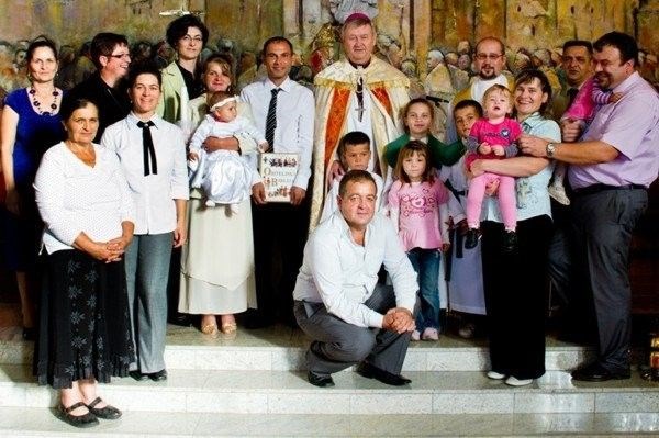 Biskup Mrzljak krstio u Orehovici šesto dijete romske obitelji