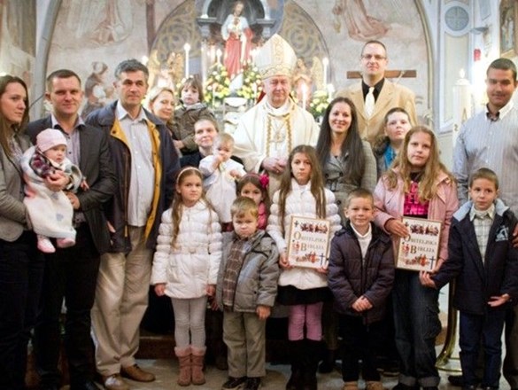 Biskup Mrzljak u Ludbregu krstio djecu dviju obitelji