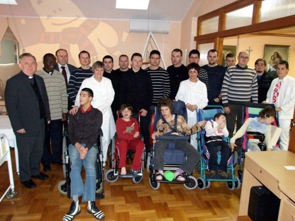 Đakoni Varaždinske biskupije posjetili Caritasov dom u Čakovcu