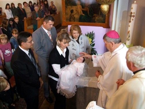 Biskup Mrzljak u Maloj Subotici krstio peto dijete obitelji Benkus