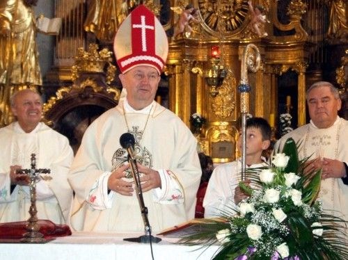 Biskupu Mrzljaku darovana mitra s lepoglavskom čipkom